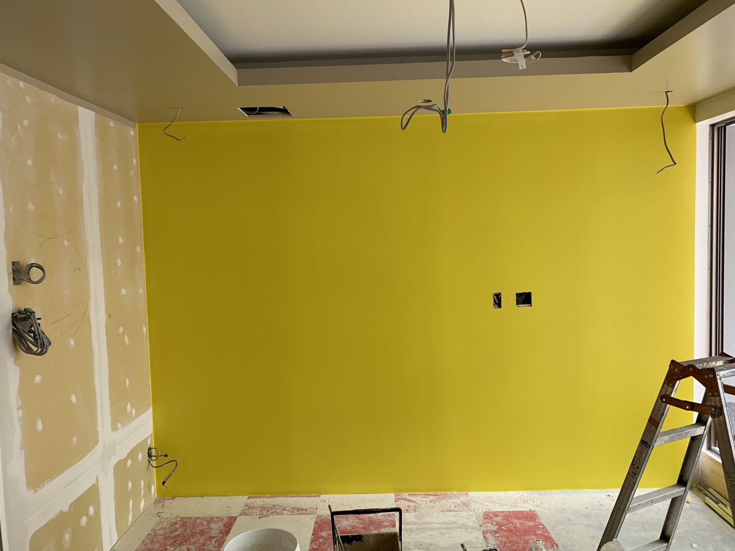 京都市、木屋町で黄色のホワイトボード塗装をしました