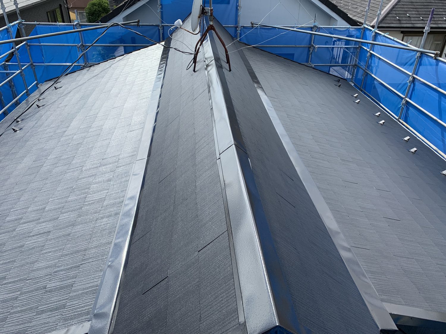 日差しがキツイ夏に向けて遮熱塗料を屋根に塗りました