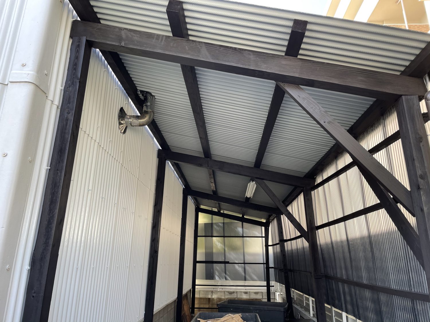 波形スレート　木部柱　塗装